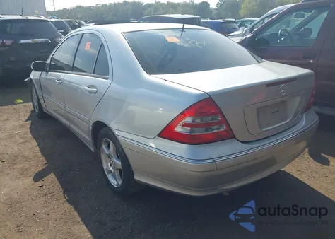 2002 Mercedes-Benz C 240 из США, поврежденный, VIN WDBRF61J22F261189